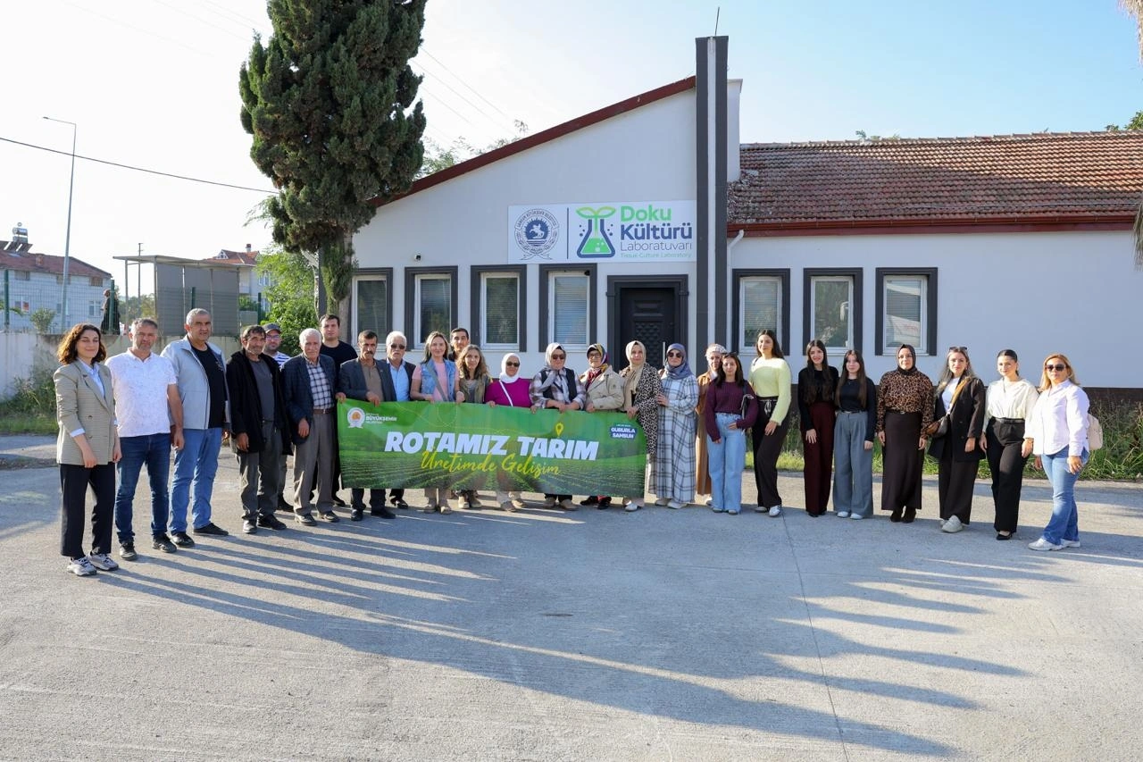 Ayvacık ve Salıpazarı ilçelerinden katılan üreticiler, ikinci etap kapsamında Et ve Süt Ürünleri Tesisi’nde incelemelerde bulundu.