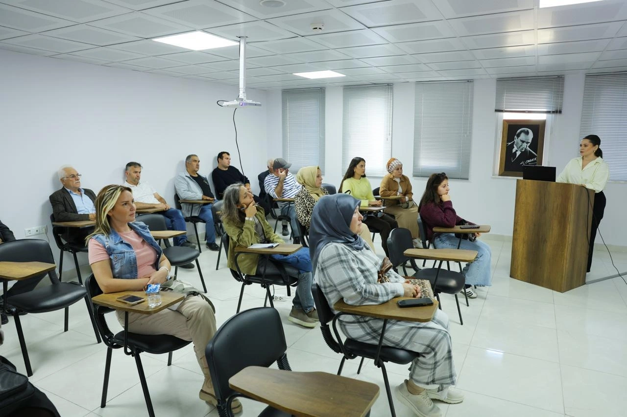 Teknik geziler, tesislerdeki uygulamaların yerinde görülmesine ve üreticilerin teorik bilgilerini pratik gözlemlerle desteklemesine imkân sağlıyor.