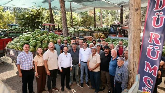 Acıpayam’da kavun-karpuz üreticisine Büyükşehir desteği — Fotoğraf 1