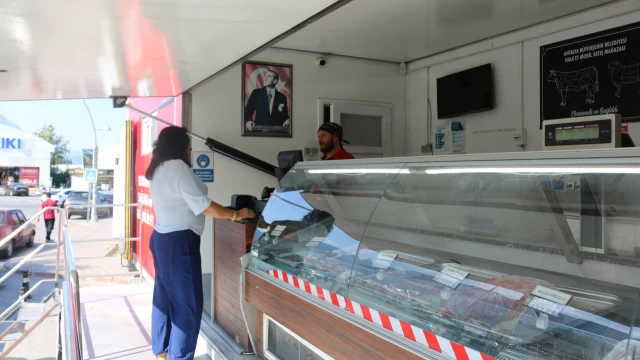 Antalya Büyükşehir Belediyesi Halk Et’i İlçelere Taşıyor — Fotoğraf 1