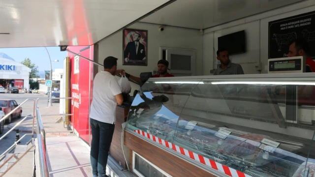 Antalya Büyükşehir Belediyesi Halk Et’i İlçelere Taşıyor — Fotoğraf 3