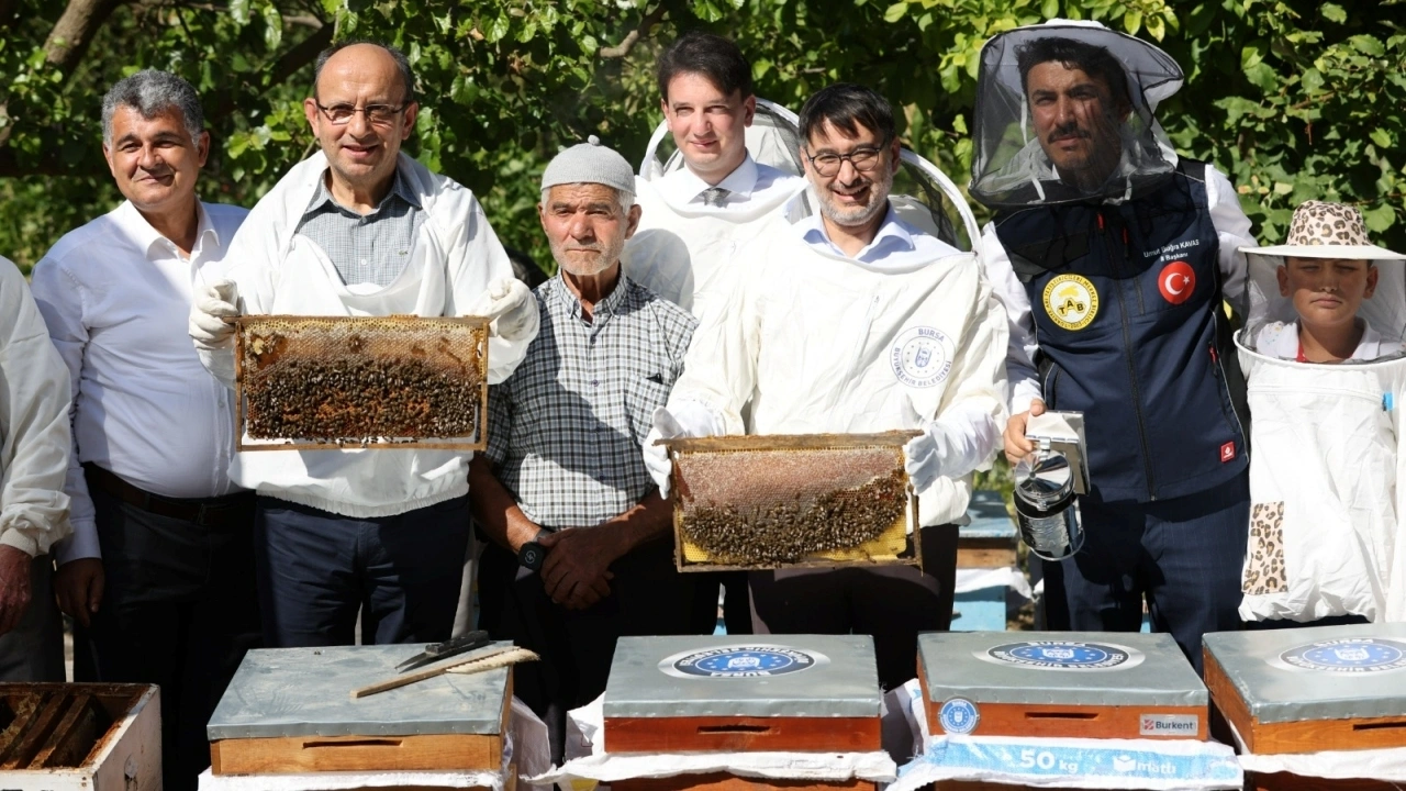 Bursa Büyükşehir Belediyesi Keles’te bal hasadı yaptı