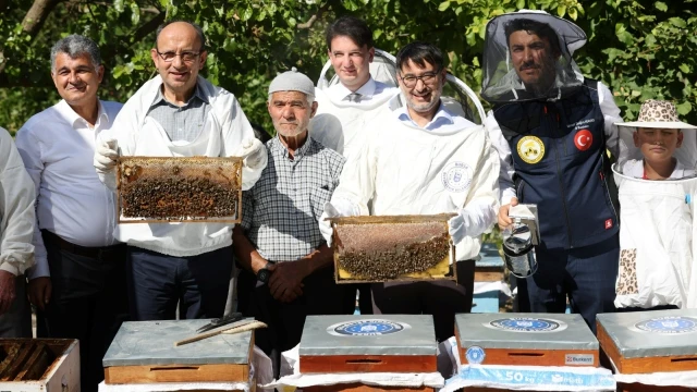 Bursa Büyükşehir Belediyesi Keles’te bal hasadı yaptı