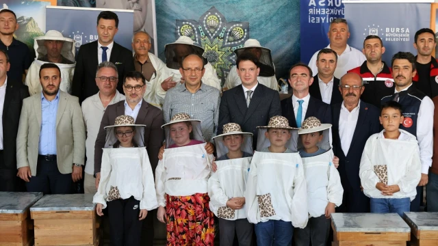 Bursa Büyükşehir Belediyesi Keles’te bal hasadı yaptı — Fotoğraf 1