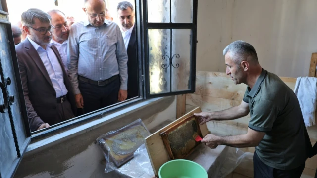 Bursa Büyükşehir Belediyesi Keles’te bal hasadı yaptı — Fotoğraf 2