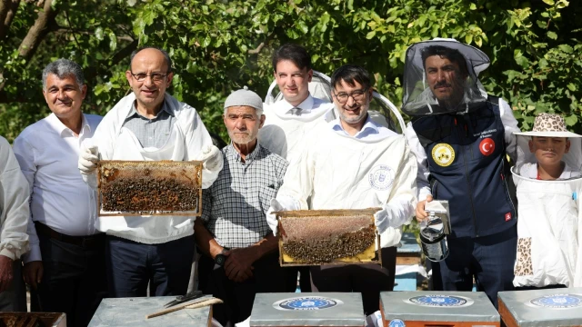 Bursa Büyükşehir Belediyesi Keles’te bal hasadı yaptı — Fotoğraf 4
