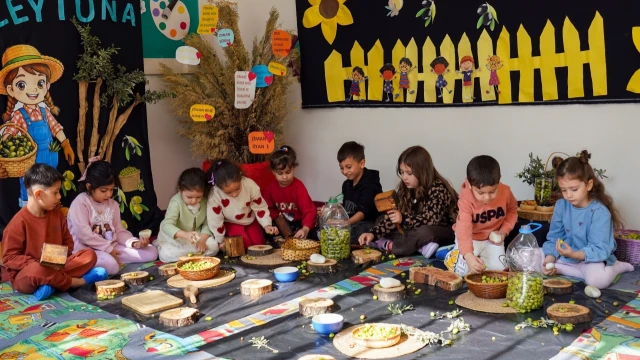 Diyarbakır’da kreş çocukları zeytin kırma etkinliğine katıldı — Fotoğraf 1