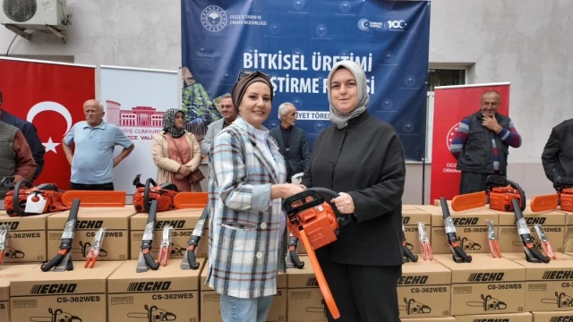Düzce’de 102 Üreticiye Fındık Bahçesi Ekipmanı Verildi