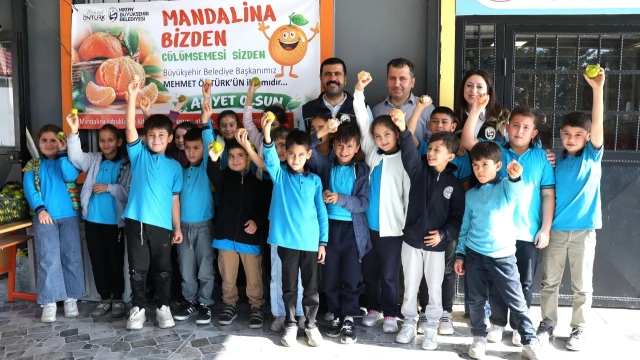 Hatay’da öğrencilere 100 ton mandalina dağıtıldı — Fotoğraf 12