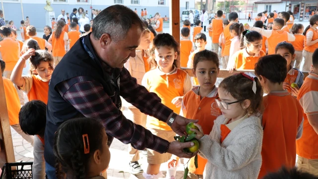 Hatay’da öğrencilere 100 ton mandalina dağıtıldı — Fotoğraf 14
