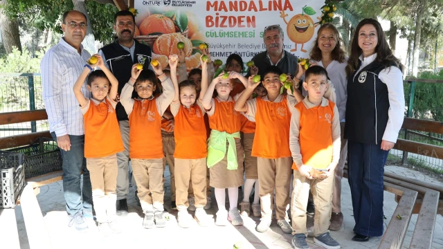 Hatay’da öğrencilere 100 ton mandalina dağıtıldı — Fotoğraf 15