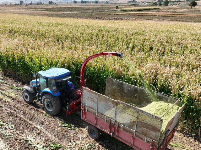 Büyükşehir Belediyesi Korkuteli Taşkesiği Mahallesi’ne silaj makinesi hibe etti