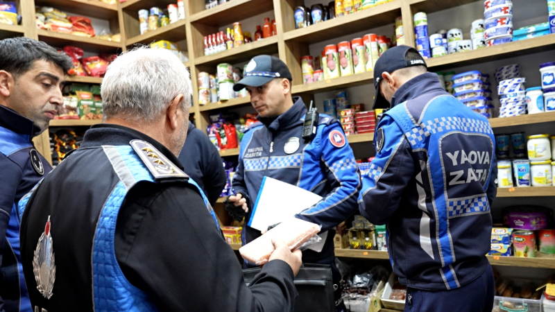 Yalova Belediyesi uygunsuz ürün satan marketi denetledi