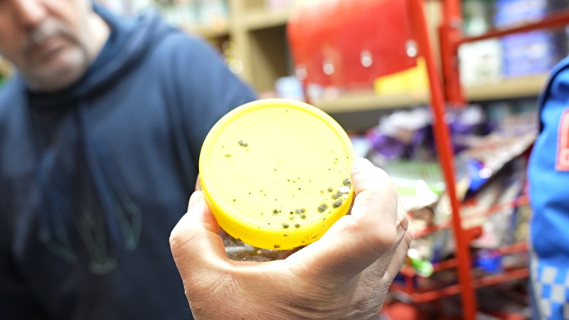 Yalova Belediyesi uygunsuz ürün satan marketi denetledi