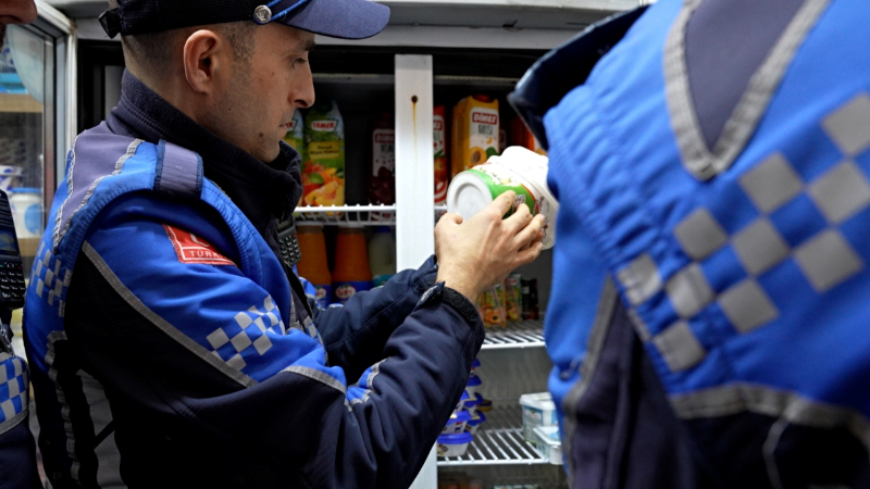 Yalova Belediyesi uygunsuz ürün satan marketi denetledi