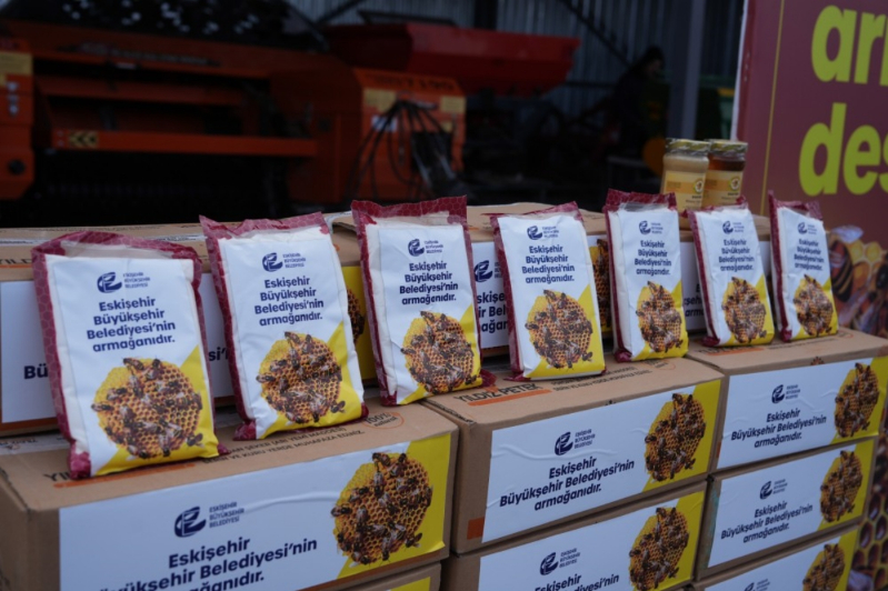 Eskişehir Büyükşehir, arıcılara 6,6 ton fondan yem desteği sağladı