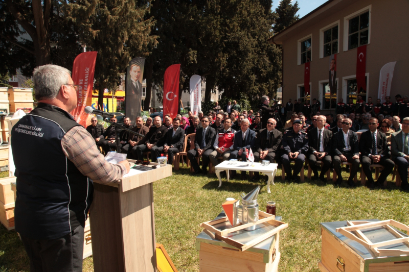 Çanakkale’de yangından etkilenen arıcılara kovan desteği