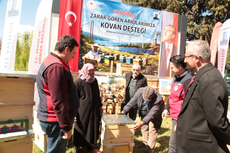 Çanakkale’de yangından etkilenen arıcılara kovan desteği