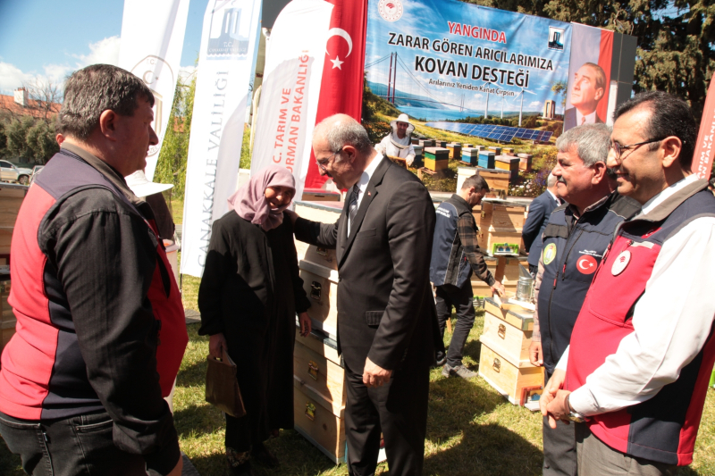 Çanakkale’de yangından etkilenen arıcılara kovan desteği