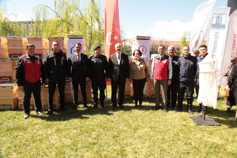 Çanakkale’de yangından etkilenen arıcılara kovan desteği