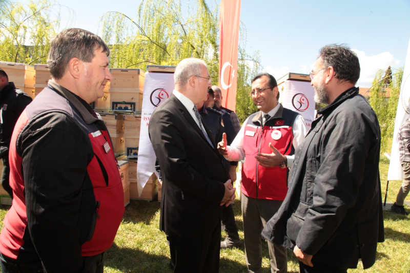 Çanakkale’de yangından etkilenen arıcılara kovan desteği