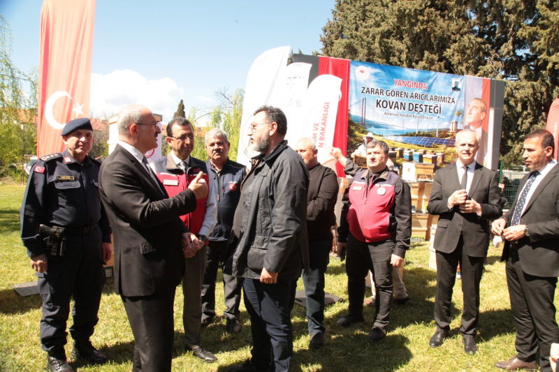 Çanakkale’de yangından etkilenen arıcılara kovan desteği