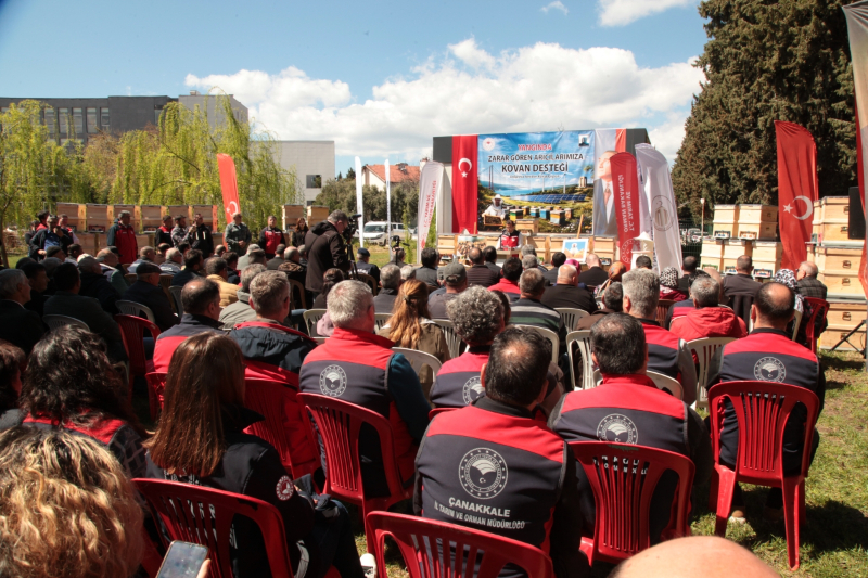 Çanakkale’de yangından etkilenen arıcılara kovan desteği