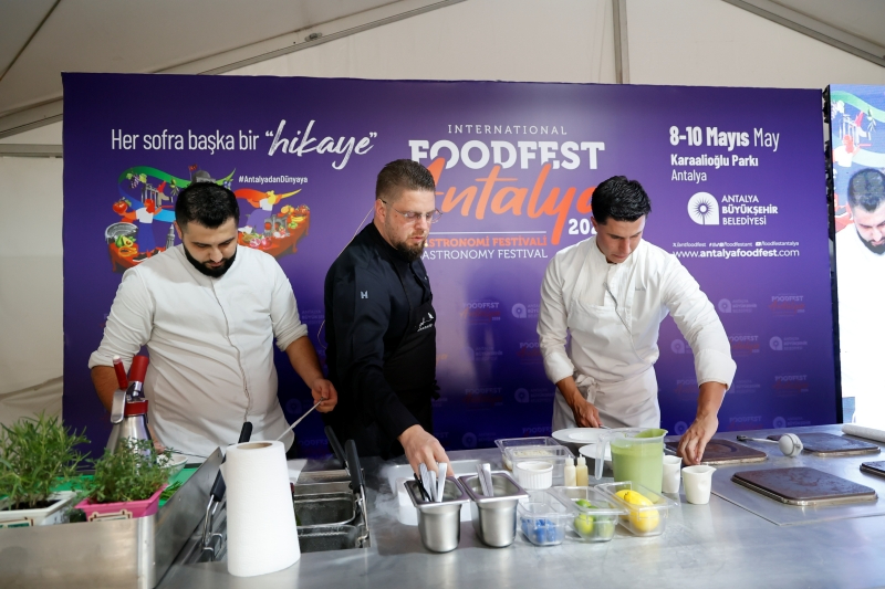 Antalya’da Foodfest Heyecanı: Ünlü Şefler Vatandaşla Buluştu