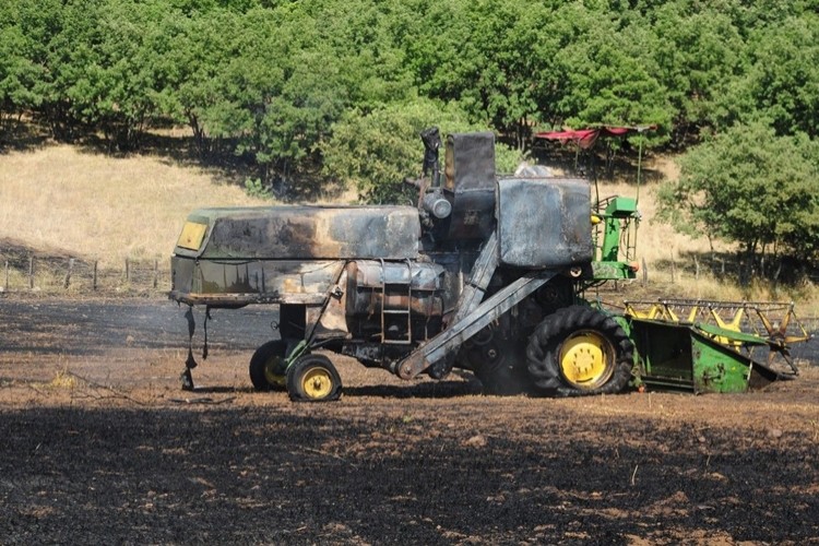 Biçerdöver alev aldı, 1 hektar tarım alanı kül oldu