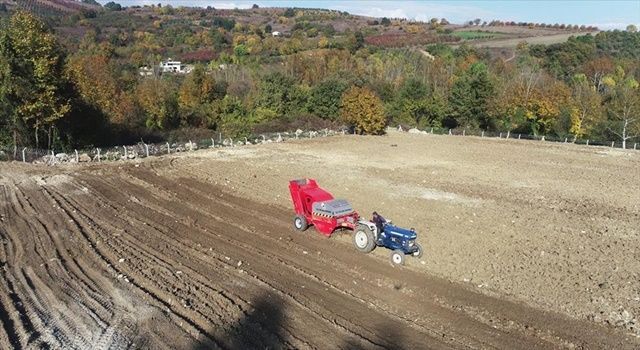 İnegöl Belediyesi taş toplama aracıyla 500 dönüm arazi temizledi