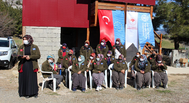 Suriyeliler ve yerel çiftçilerin becerileri "Uygulamalı Çiftçi Okulları" ile gelişiyor