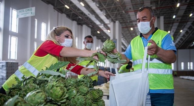 İzmir Büyükşehir Belediyesi hem üreticiye hem dar gelirli ailelere destek oluyor