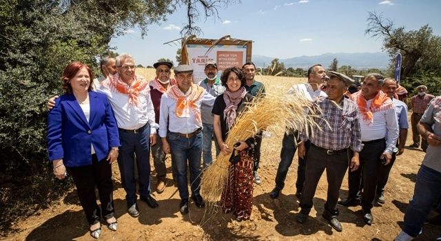 “Atalık tohumları İzmir'in topraklarıyla buluşturmaya devam ediyoruz”