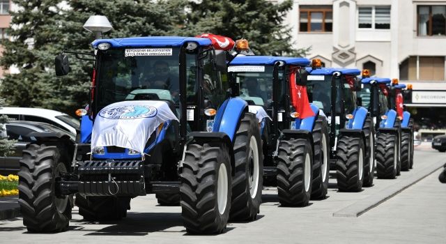 Başkan Büyükkılıç'tan Çiftçilere Traktör Desteği