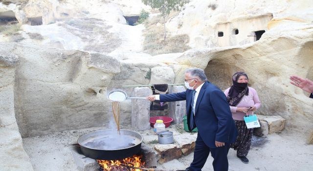 Başkan Büyükkılıç, Ürgüp’te Bağ Bozumuna Katılıp, Pekmez Kaynattı