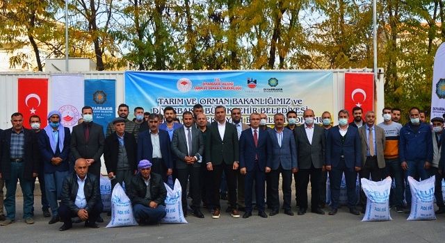 Diyarbakır Büyükşehir Belediyesi’nden Çiftçilere Tohum Desteği