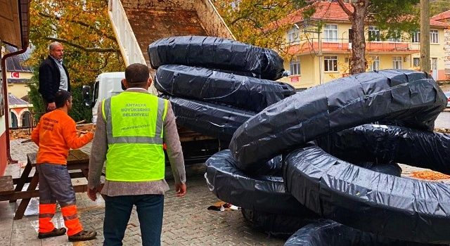 Büyükşehir Belediyesi’nin sulama borusu desteği sürüyor