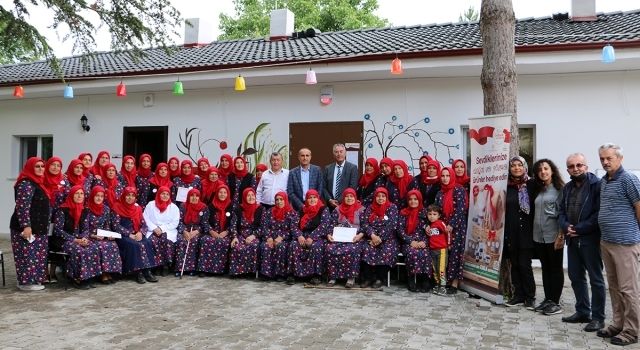 Gelincik Kadınlarına Plaket ve Teşekkür Belgesi