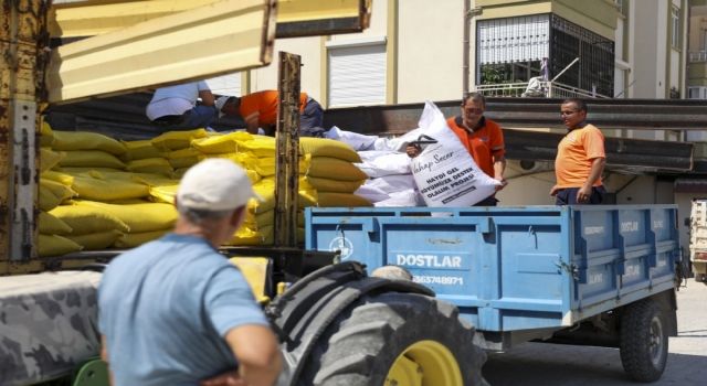 Büyükşehir’in Küçükbaş Hayvan ve Yem Dağıtımı Sürüyor