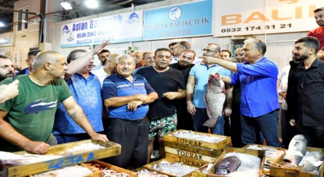 Başkan Uysal, sezonun ilk balık mezadını yaptı