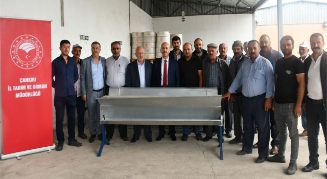 Yetiştiricilere Yüzde 50 Hibeli Otomatik Yemlik Dağıtıldı