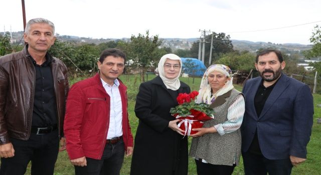 Yalova İl Müdürü Parıldar Yalova’lı Kadın Çiftçilerin Dünya Kadın Çiftçiler Gününü Çiçeklerle Kutladı