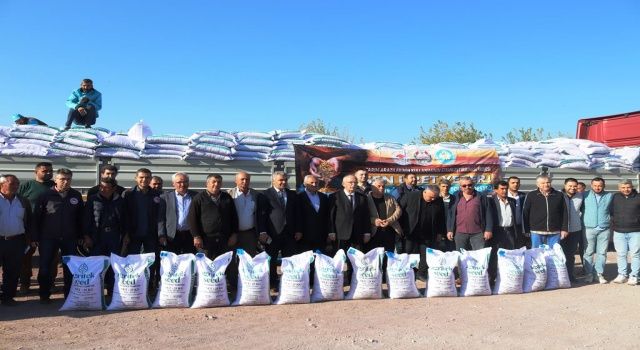 Akhisarlı çiftçilere 70 ton buğday tohum desteği