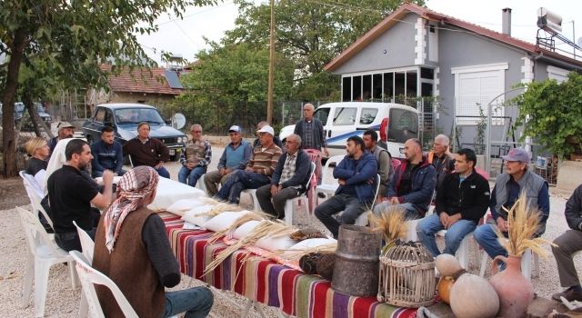 Büyükşehir Tarlasını Ekemeyecek Hale Gelen Üreticinin de Yanında