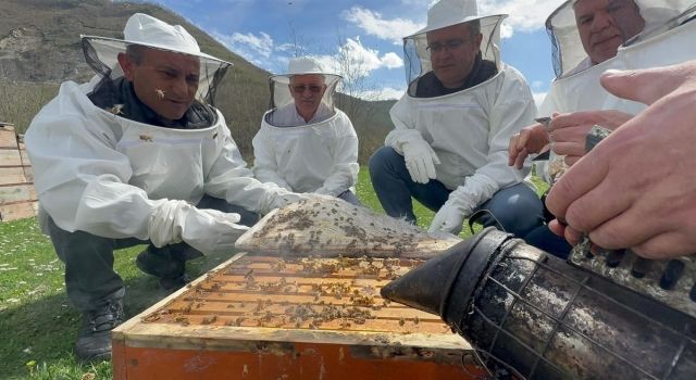 Bolaman Havzası projesi kapsamında arıcılara ilaç desteğinde bulunuldu