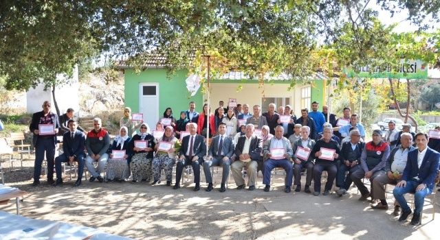 Beyağaç İlçesinde Çiftçi Tarla Okulu Sertifika Töreni Sonrası Zeytin Hasadı Yapıldı