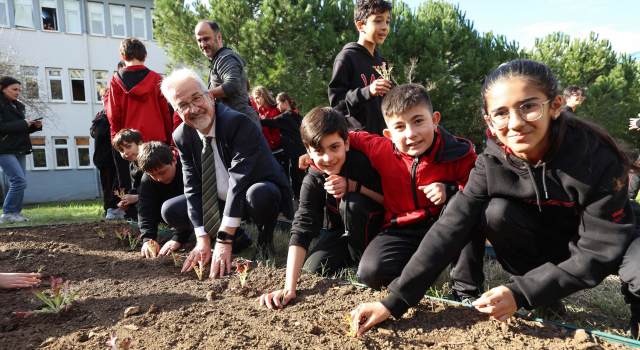 Başkan Erdem öğrencilerle çilek ve marul fidesi dikti