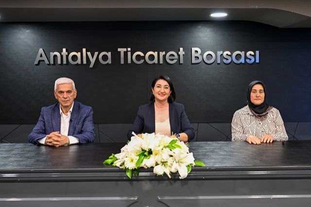 Antalya'da "Tarım Gündemi"nde Çiftçinin Feryadı: "Tarım Karın Doyurmuyor, Çocuklar Köyü Terk Ediyor!"