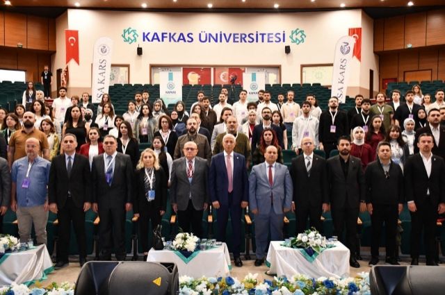 Kars'ta Bilim Rüzgarı Esti: Veteriner Hekimlik Öğrencilerinden Tarihi Kongre!