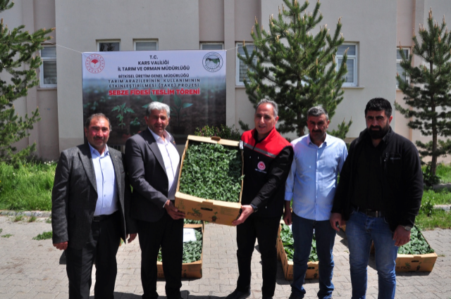 Kars’ta Çiftçiye Yazlık Sebze Fidesi Desteği